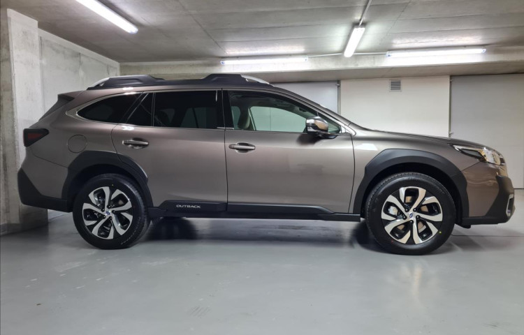 Subaru Outback 2,5 TOURING  CVT ihned k dodání