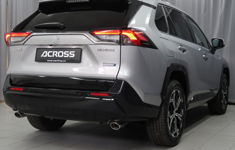 Suzuki Across 2,5 PHEV 4x4-vůz na cestě