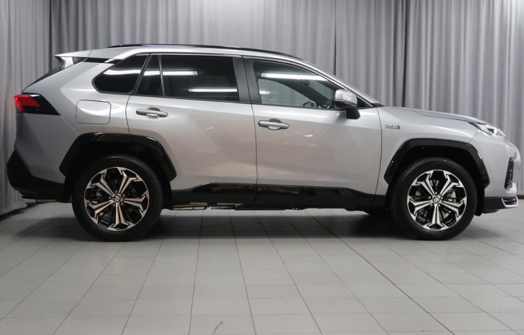 Suzuki Across 2,5 PHEV 4x4-vůz na cestě