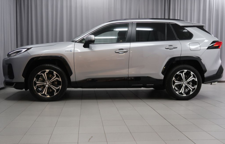 Suzuki Across 2,5 PHEV 4x4-vůz na cestě