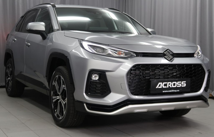 Suzuki Across 2,5 PHEV 4x4-vůz na cestě