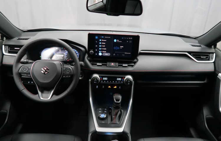 Suzuki Across 2,5 PHEV 4x4-vůz na cestě