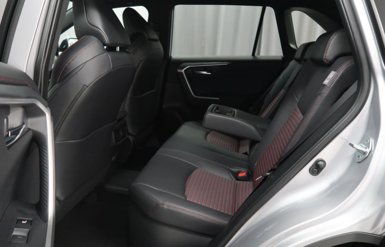 Suzuki Across 2,5 PHEV 4x4-vůz na cestě