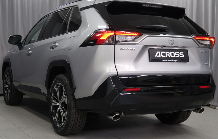 Suzuki Across 2,5 PHEV 4x4-vůz na cestě