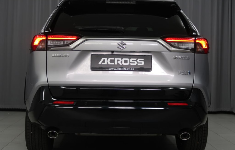 Suzuki Across 2,5 PHEV 4x4-vůz na cestě