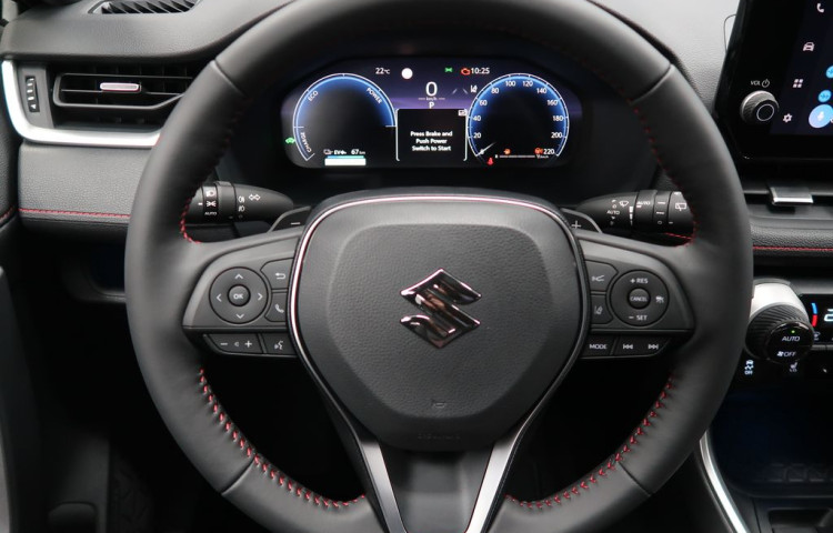 Suzuki Across 2,5 PHEV 4x4-vůz na cestě