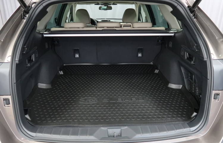 Subaru Outback TOURING+světlá kůže. Skladem.
