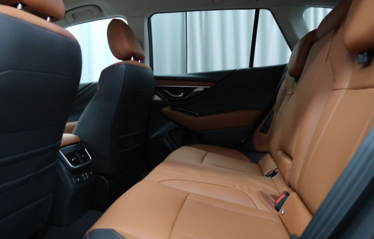 Subaru Outback TOURING + hnědá kůže. SKLADEM!