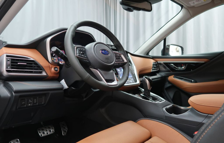 Subaru Outback TOURING + hnědá kůže. SKLADEM!