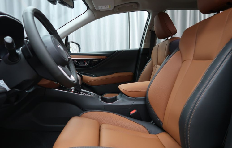 Subaru Outback TOURING + hnědá kůže. SKLADEM!