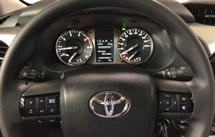 Toyota Hilux Live 2.8 Double Cab 6 MT