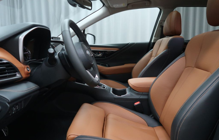 Subaru Outback TOURING 4X4 + hnědá kůže. DEMO