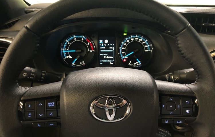 Toyota Hilux Invincible 2.8 Double Cab AT