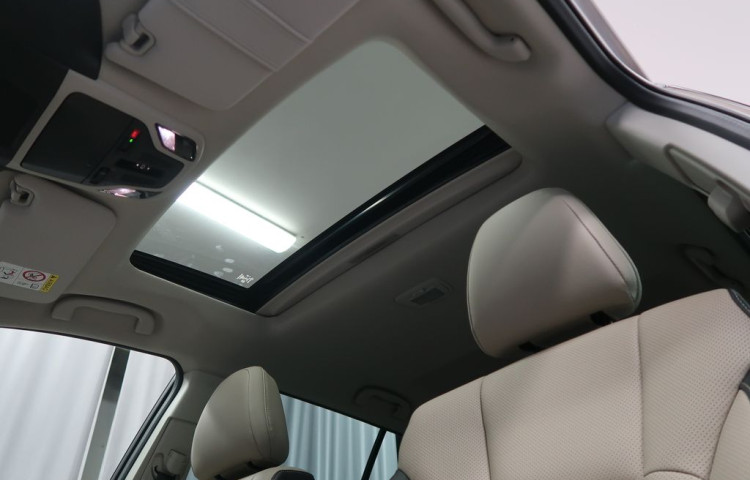 Subaru Outback TOURING se světlou kůží Nappa