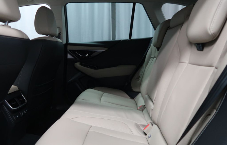 Subaru Outback TOURING se světlou kůží Nappa