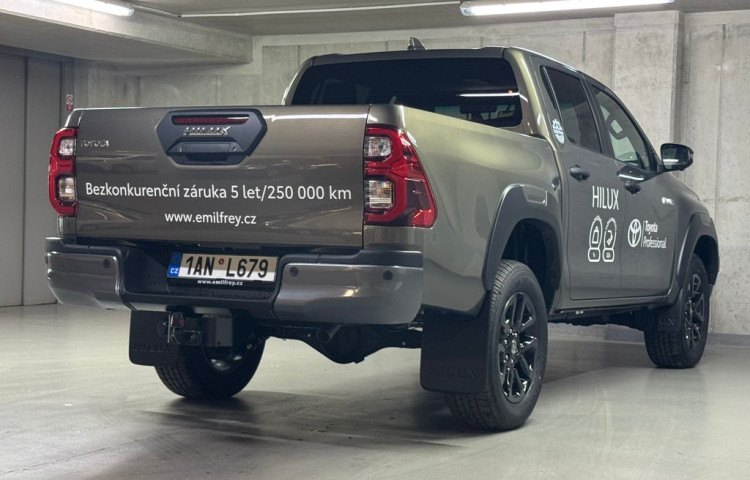 Toyota Hilux Invincible 2.8 Double Cab AT