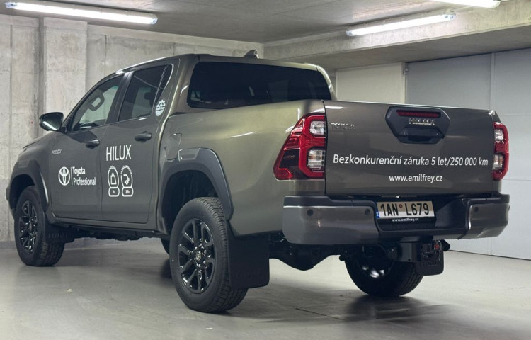 Toyota Hilux Invincible 2.8 Double Cab AT