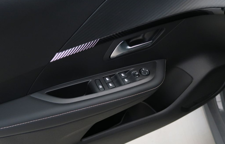 Peugeot 208 1.2HYBRID,CZ,ALLURE,e-DCS6