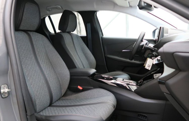 Peugeot 208 1.2HYBRID,CZ,ALLURE,e-DCS6