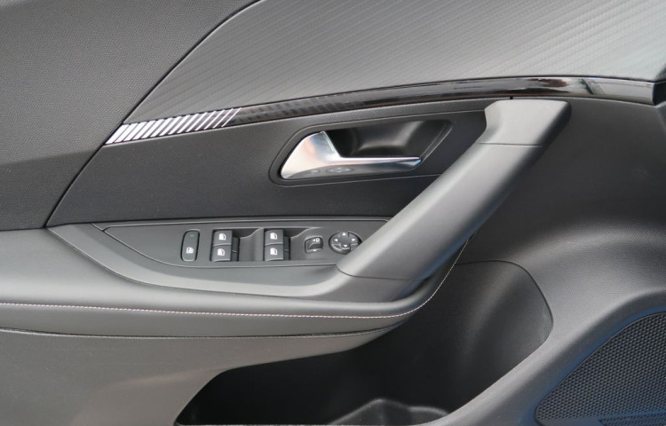 Peugeot 2008 1.2PureTech,CZ,1Maj,ALLURE,AT8