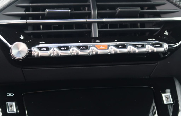 Peugeot 2008 1.2PureTech,CZ,1Maj,ALLURE,AT8