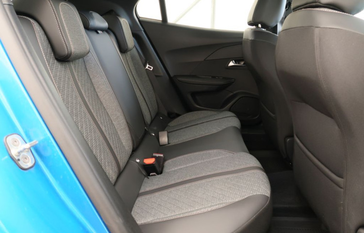 Peugeot 2008 1.2PureTech,CZ,1Maj,ALLURE,AT8