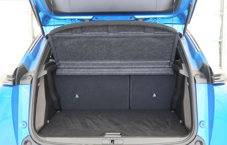 Peugeot 2008 1.2PureTech,CZ,1Maj,ALLURE,AT8