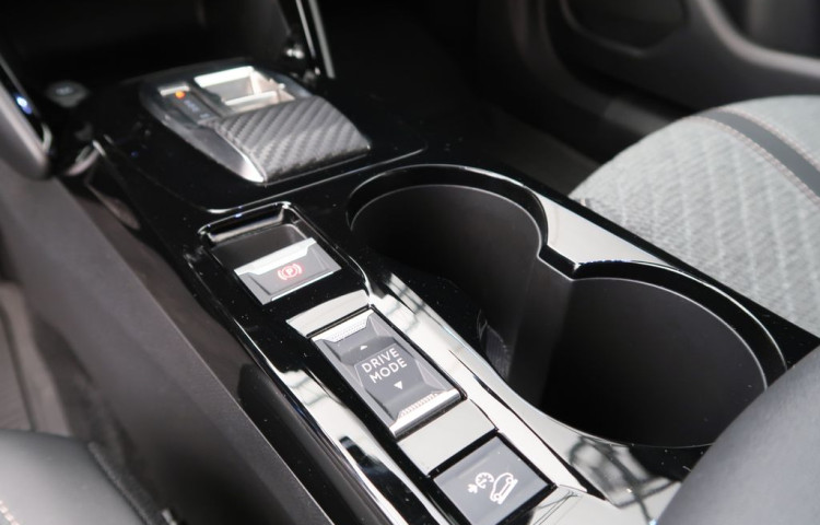 Peugeot 2008 1.2PureTech,CZ,1Maj,ALLURE,AT8