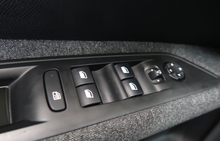 Peugeot 5008 1.2PureTech,CZ,1Maj,ALLURE