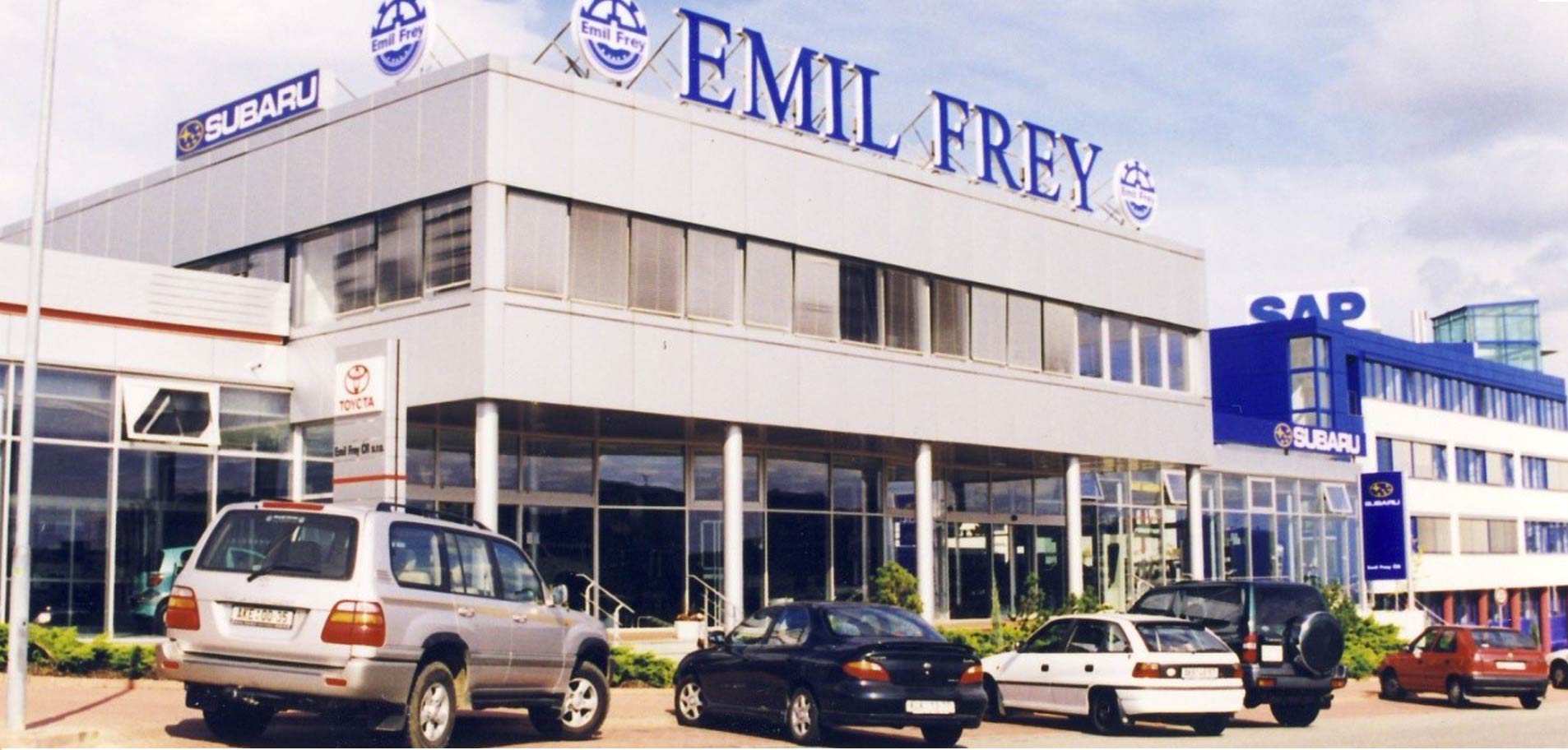 První vlastní autosalon Emil Frey postavený na zelené louce byl otevřen v roce 1996 na Pekařské ulici