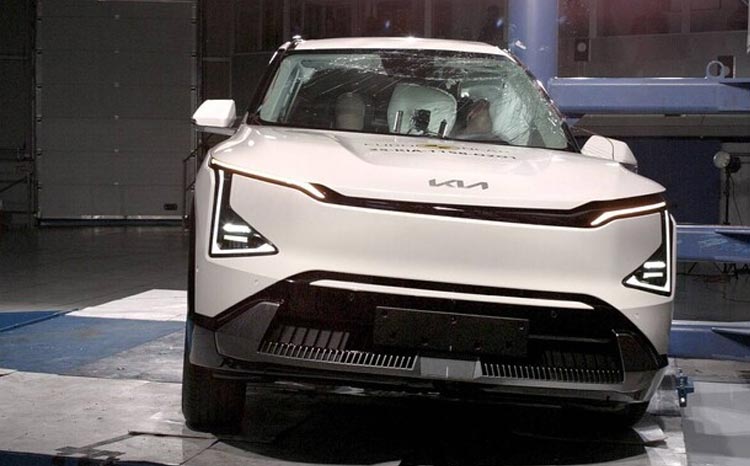 Kia hlásí další hvězdný úspěch v crashtestech. Tentokrát pro EV5