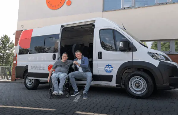 Předali jsme Centru Paraple novou Toyotu PROACE MAX.