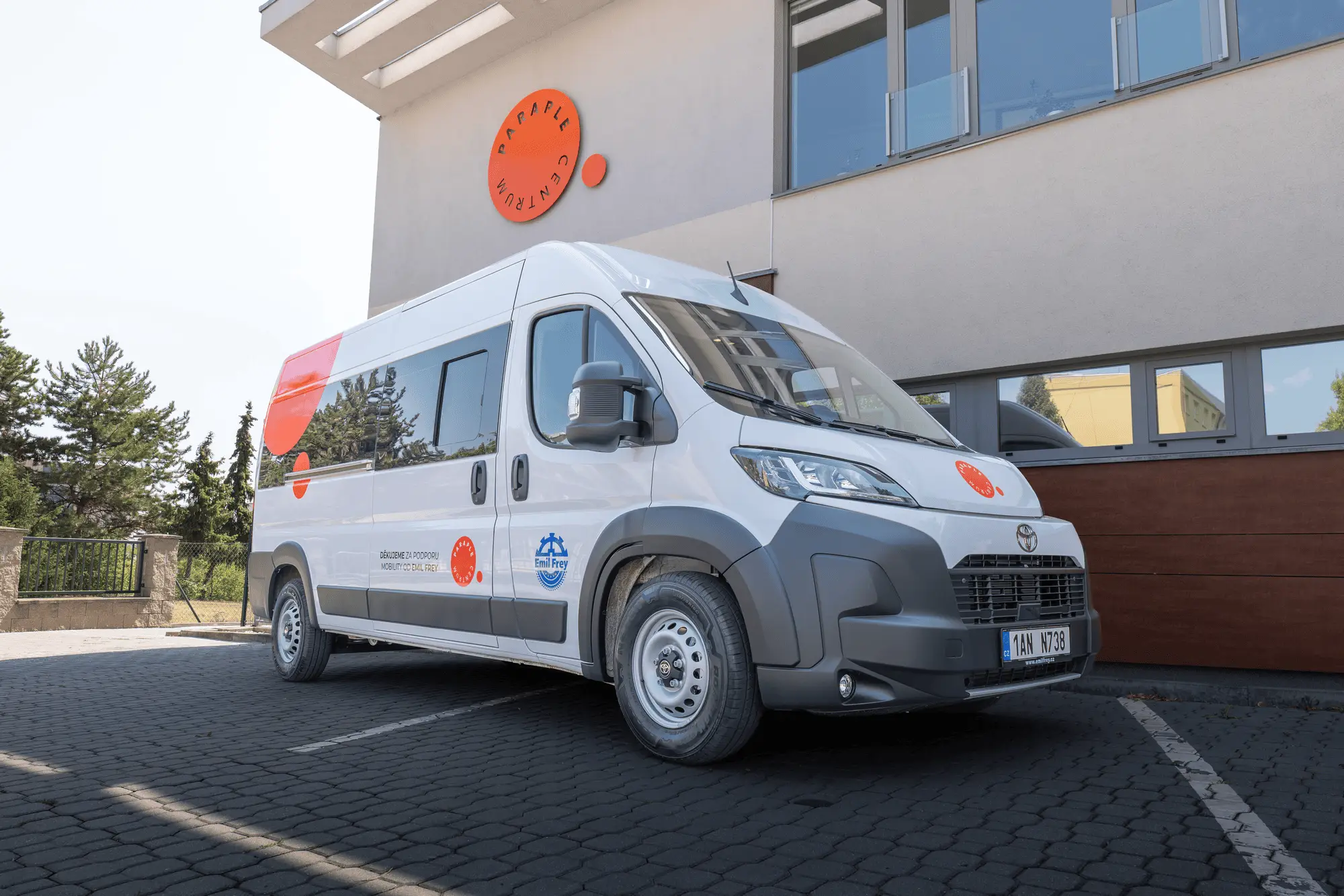 Předali jsme Centru Paraple novou Toyotu PROACE MAX.